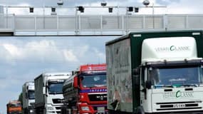 L'écotaxe poids lourds devait servir à financer des projets d'infrastructures routières.