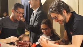 Juninho avec des fans lors d'une séance de dédicaces, à Lyon le 11 septembre 2019