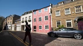 Photo prise le 15 avril 2015 d'une maison peinte en rayures rouges, dans une impasse du très chic quartier de Kensington et Chelsea, à Londres