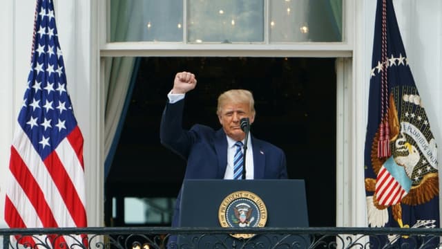 Le président américain Donald Trump salue ses partisans depuis le balcon de la Maison Blanche, le 10 octobre 2020 à Washington