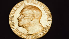 Le recto d'une médaille décernée à un prix Nobel de la Paix.