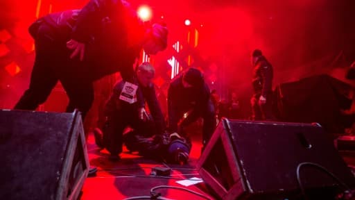 Un homme est maintenu au sol par des personnels de sécurité après avoir attaqué au coueau le maire de Gdansk lors d'un concert de bienfaisance, le 13 janvier 2019