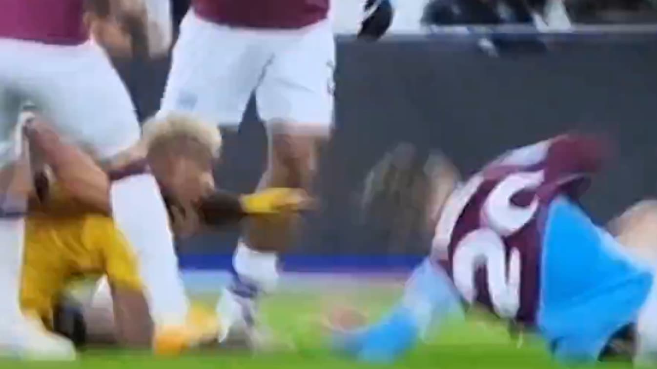 Mario Lemina jette Jared Bowen au sol après West Ham-Wolverhampton (2-1, Premier League), le 9 décembre 2024 Mario Lemina jette Jared Bowen au sol après West Ham-Wolverhampton (2-1, Premier League), le 9 décembre 2024
