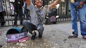 L'homme d'affaires Rachid Nekkaz, qui voulait se présenter à la primaire socialiste en vue de l'élection présidentielle de 2012, a déversé 10.000 pièces d'un euro devant le siège du PS à Paris pour protester contre les modalités d'organisation de ce scrut