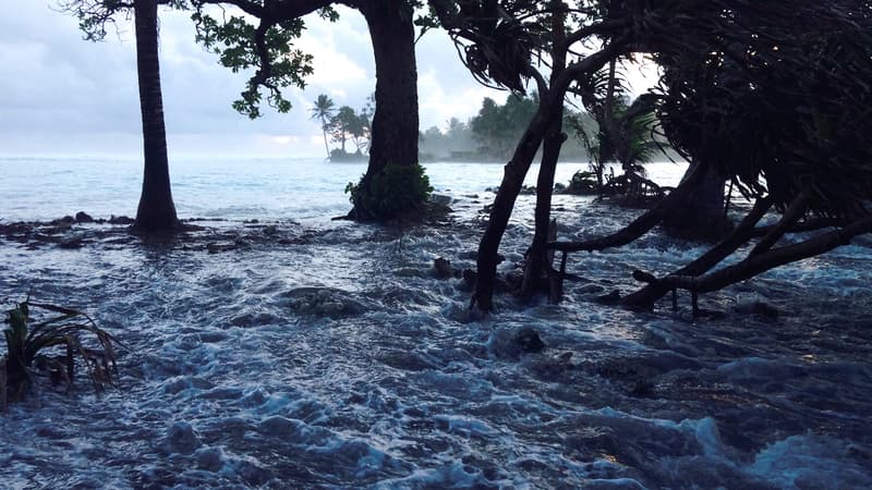 Une haute marée pénètre à l'intérieur des terres aux îles Marshall, le 3 mars 2014. L'archipel pourrait disparaître à cause de la montée des eaux.