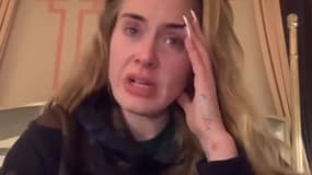 Adele dans une vidéo diffusée le 20 janvier 2022 pour annoncer l'annulation de son spectacle à Las Vegas.