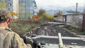 Un soldat ukrainien dans un char à Bakhmout. 