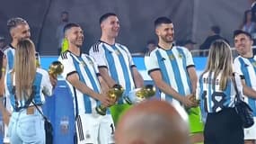 Emiliano Martinez a de nouveau fait son geste obscène lors de la fête du sacre mondial de l'Argentine