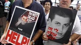 A Nahariya, dans le nord d'Israël, lors d'une marche appelant à la libération de Gilad Shalit. Le Premier ministre Benjamin Netanyahu a déclaré qu'Israël serait prêt à libérer mille prisonniers palestiniens si le Hamas rendait la liberté au soldat franco-