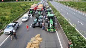 Des agriculteurs de la FNSEA bloquent l’autoroute A1 avec des tracteurs, près de Lille, le 19 mai 2025 (photo d'illustration).