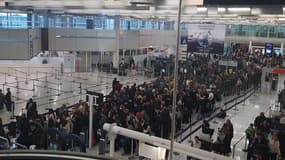 Il faudrait une minute et demi à deux minutes pour contrôler réellement un passeport, là où les fonctionnaires passent aujourd'hui 10 à 15 secondes
