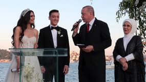 Mesut Özil et son épouse se tiennent aux côté du président Erdogan, témoin à leur mariage, le 7 juin 2019