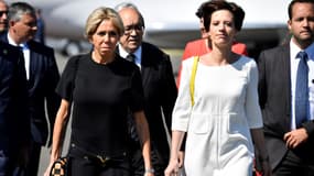 Brigitte Macron aux côtés d'Amélie Derbaudrenghien, la compagne du Premier ministre belge Charles Michel, à son arrivée à Bruxelles, le 25 mai 2017.