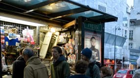 Un kiosque à journaux à Paris le 14 janvier 2015.
