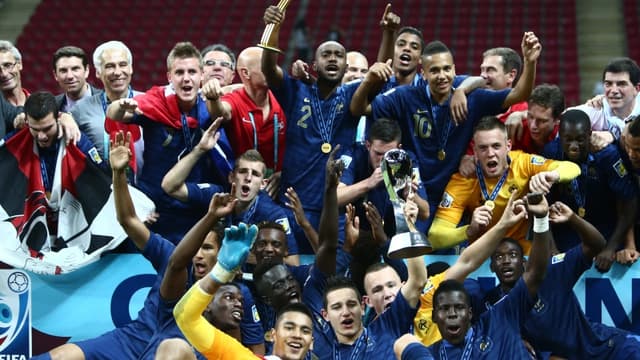 L'équipe de France avec le trophée de la Coupe du monde des moins de 20 ans