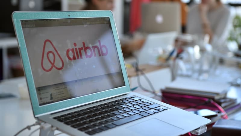 Les propriétaires parisiens désirant devenir loueurs sur Airbnb devront bientôt demander un numéro d'enregistrement. 