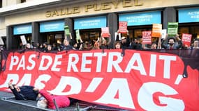 Des militants pour le climat bloquant l'accès à la salle Pleyel où se tenait l'assemblée générale des actionnaires de TotalEnergies, le 25 mai 2022 à Paris.