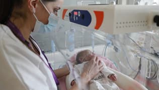 Une infirmière place un nouveau-né dans une couveuse après des examens au service de maternité de l'hôpital d'Ajaccio, sur l'île méditerranéenne française de Corse, le 18 janvier 2024. 
