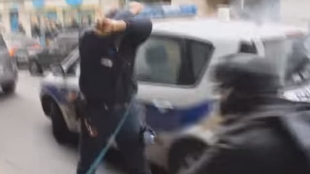 "Kung Fu Cop" lors de l'attaque de sa voiture de police par des casseurs