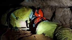 Des pompiers travaillant au sauvetage de personnes ensevelies dans une grotte après un effondrement à Altinopolis, dans l'État de Sao Paulo, au Brésil, le 31 octobre 2021.
