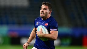 Antoine Dupont avec l'équipe de France de rugby à 7 le 2 mars 2024.