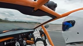 Qui mieux que le Stig pour vous guider sur le circuit Top Gear, au volant d'un Ariel Nomad?