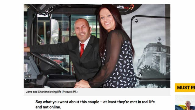 Jarrod Spedding et Charlene Liversidge posent dans le bus de Jarrod.
