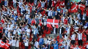 Des supporters finlandais avec un drapeau du Danemark après le malaise de Christian Eriksen, à Copenhague le 12 juin 2021