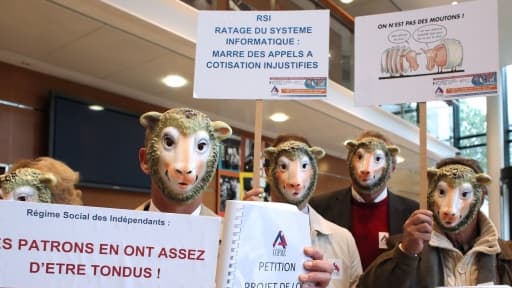 Les "moutons" ont protesté devant le siège du Régime social indépendant.