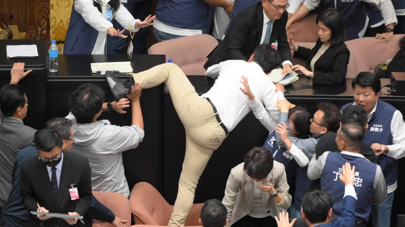 Regarder la vidéo Taïwan: un député s'enfuit avec des documents au milieu d'une scène de heurts au Parlement