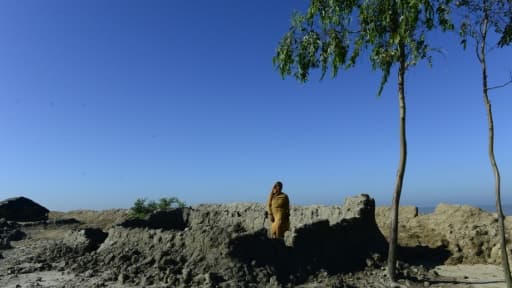 Une villageoise pakistanaise devant les ruines de sa maison sur l'île de Kutubdia, à quelque 330 kms de Dhaka, le 20 novembre 2015