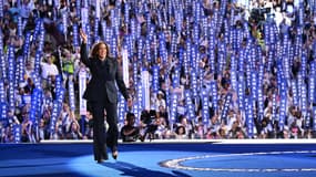  Kamala Harris, fait un signe de la main alors qu'elle arrive pour prendre la parole lors du quatrième et dernier jour de la Convention nationale démocrate (DNC) au United Center de Chicago (Illinois), le 22 août 2024.