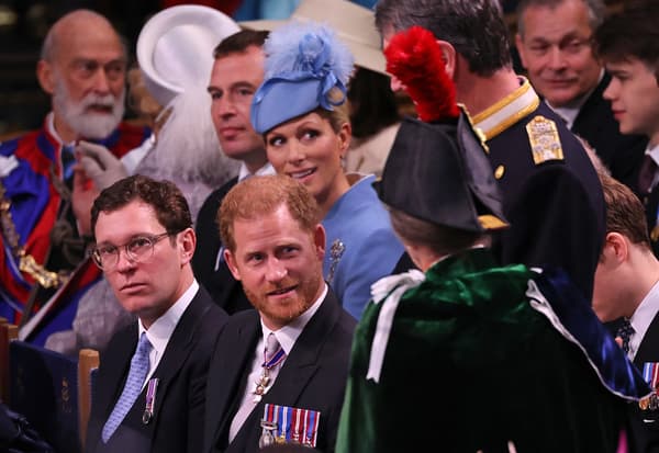 Le prince Harry assis au troisième rang au sein de l'abbaye de Westminster 