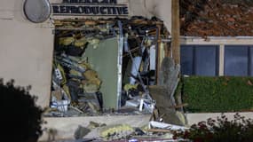  La façade endommagée de la clinique de fertilité American Reproductive Centers se dresse après l'explosion d'une bombe le 17 mai 2025 à Palm Springs, Californie.
