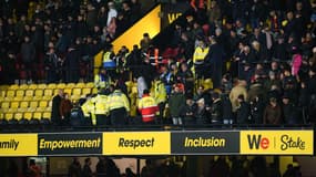 Des équipes de secours dans les tribunes de Vicarage Road, à Watford le 1er décembre 2021