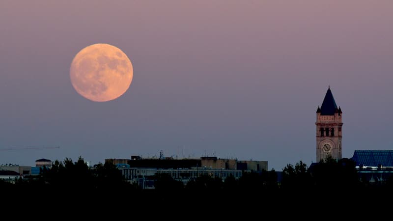 Une Super Lune au-dessus de Washington DC, le 13 novembre 2016. 