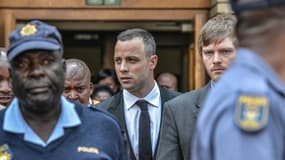 Oscar Pistorius sortant de la cour de Pretoria en Afrique du Sud, où le procès pour meurtre contre le sportif a repris ce lundi, après deux semaines d'interruption.