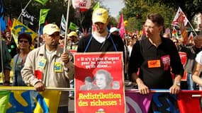 Symbole d'un pouvoir lié pour certains au monde de l'argent, l'affaire Woerth-Bettencourt s'est invitée dans les défilés contre la réforme des retraites (comme ici à Paris). /Photo prise le 7 septembre 2010/REUTERS/Benoît Tessier