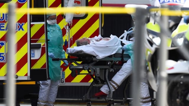 Un homme évacué par les pompiers à Bordeaux le 29 mars 2020.