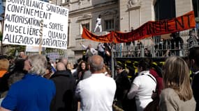 Environ 400 personnes se sont réunies pour protester contre les mesures de confinement le week-end à Nice.