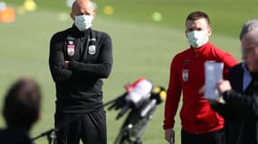 Gernot Trauner, joueur de Linz, porte un masque avant de répondre à la presse