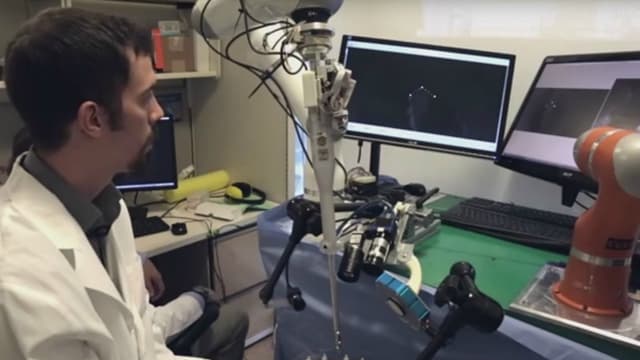 Un chirurgien programme le robot STAR.