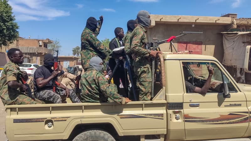 Des partisans de la résistance populaire armée soudanaise, qui soutient l'armée, circulent sur des camions à Gedaref, dans l'est du Soudan, le 3 mars 2024,.