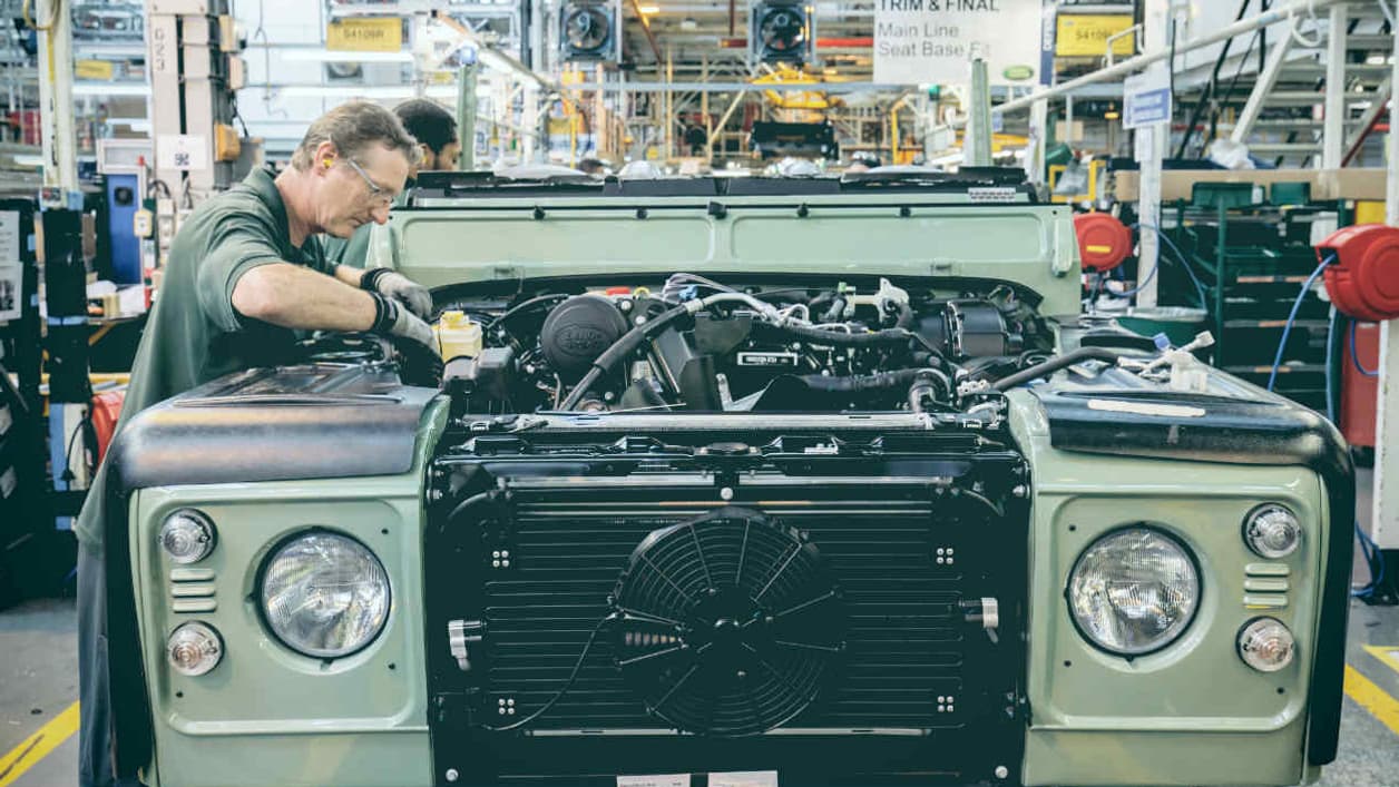 Land Rover devrait lancer en 2017 un modèle qui remplacera le Defender. Land Rover devrait lancer en 2017 un modèle qui remplacera le Defender.