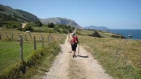 Une personne sur les chemins de Compostelle, de Cerdigo à Islares, en Espagne, le 22 août 2009. (photo d'illustration)