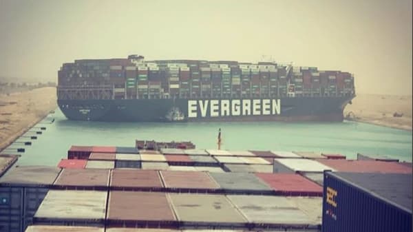 EN IMAGES - Un navire de de 400 mètres de long s'échoue et bloque totalement le canal de Suez