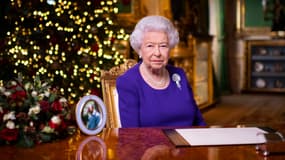 La reine Elizabeth II  le 24 décembre 2020 posant pour une photo après avoir enregistré son message annuel du jour de Noël, au château de Windsor, à l'ouest de Londres.