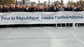 Les politiques en tête de cortège lors de la marche contre l'antisémitisme à Paris, le 12 novembre 2023.