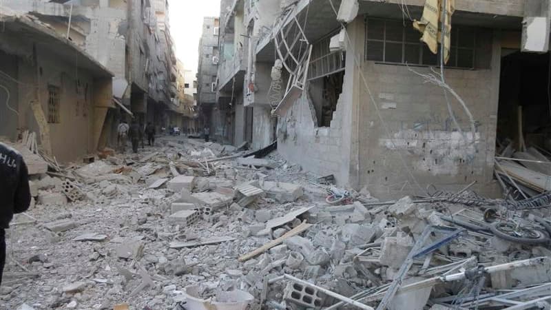 Quartier d'Akraba, dans la banlieue de Damas. L'armée syrienne a continué mardi à bombarder les quartiers rebelles des faubourgs de Damas, dans une contre-offensive nourrie face à l'avancée des rebelles vers le centre de la capitale. /Photo prise le 1er d