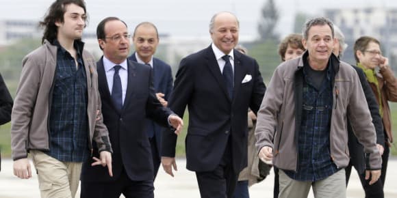Edouard Elias et Didier François, entourés de François Hollande et Laurent Fabius, sur le tarmac de Villacoublay, le 20 avril.